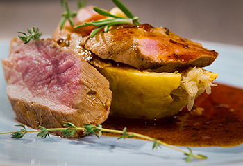Gebratenes Schweinefilet mit Kartoffel-Sauerkraut-Strudel im Kümmelsaft Foto: © ORF/Interspot Gebratenes Schweinefilet mit Kartoffel-Sauerkraut-Strudel im Kümmelsaft Foto: © ORF/Interspot