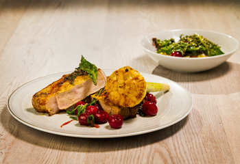 Schweinskotelett mit Gewürzpolenta und karamellisierten Herzkirschen Foto: © ORF-Interspot Schweinskotelett mit Gewürzpolenta und karamellisierten Herzkirschen Foto: © ORF-Interspot