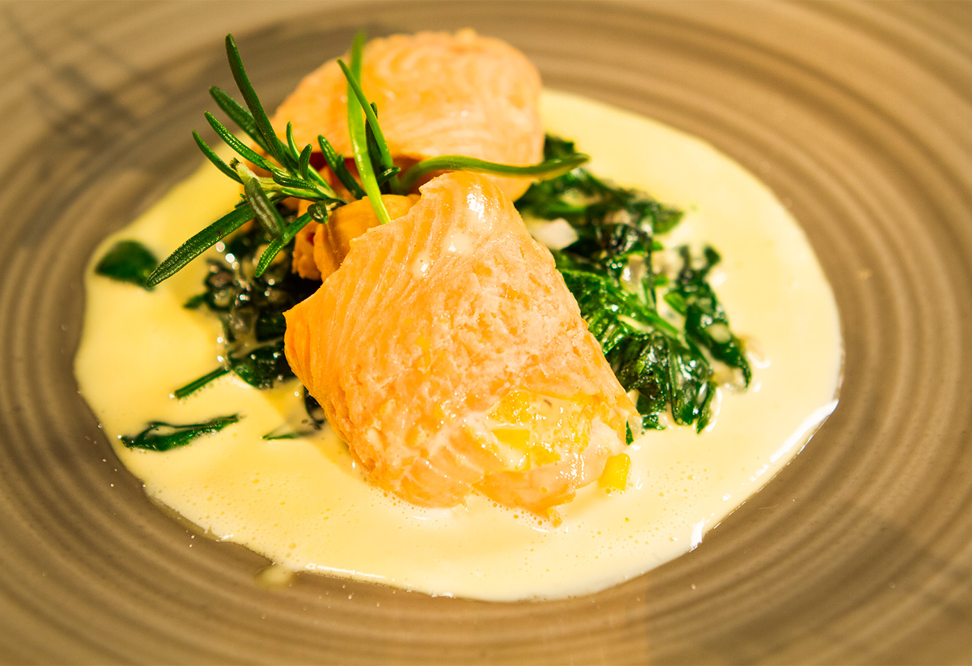 Pochiertes Röllchen von der Lachsforelle mit Blattspinat | Frisch Gekocht