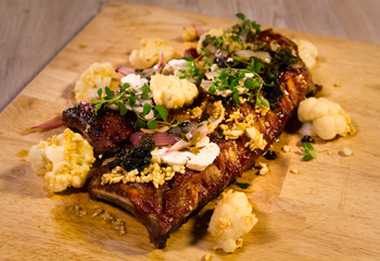 Schweinerippchen süßsauer mit Mandelkarfiol Foto: © ORF-Interspot Schweinerippchen süßsauer mit Mandelkarfiol Foto: © ORF-Interspot