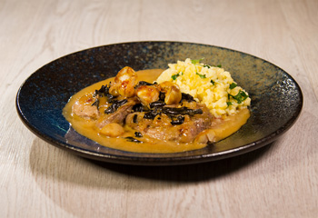 Wildschweinschnitzel mit Herbsttrompeten, Maroni und Tarhonya Wildschweinschnitzel mit Herbsttrompeten, Maroni und Tarhonya