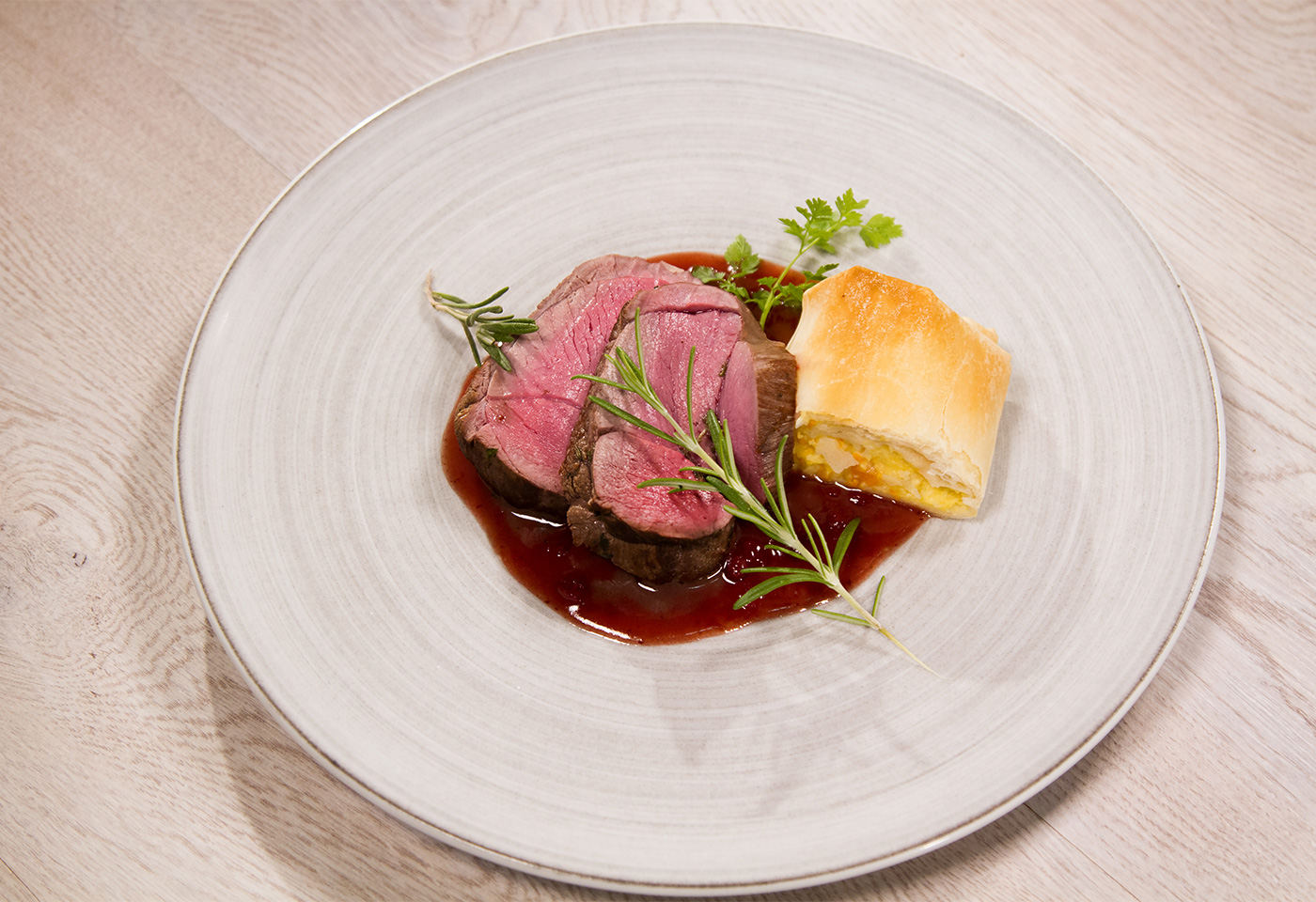 Rosa gebratener Rehschlögel mit Polenta-Kürbis-Strudel | Frisch Gekocht