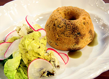 Pikanter Kürbiskerngugelhupf mit Häuptelsalat und Radieschen