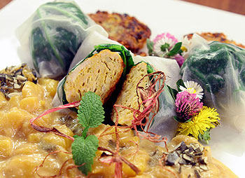Fleischbällchen in Reisblättern mit Rhabarber-Mango-Sauce und Kartoffelrösti
