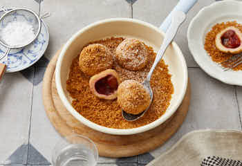 Zwetschkenknödel aus Brandteig Zwetschkenknödel aus Brandteig