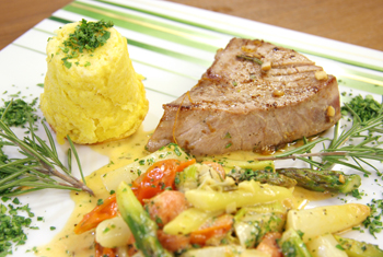 Thunfisch-Steak mit Spargelgemüse und Polentatörtchen