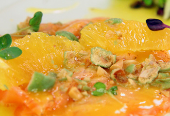 Geflämmter Lachs mit Orangen-Mandarinendressing und Kräutersalat