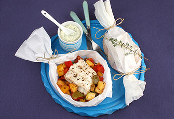 Kabeljau-Päckchen mit Gemüse und Honig-Senf-Dip
