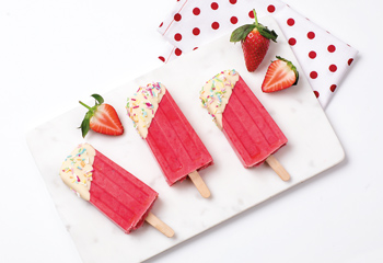 Erdbeer-Joghurt-Eis mit bunten Streuseln