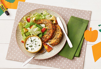 Kürbisschnitzel mit Schnittlauch-Dip und Herbst-Salat