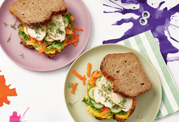 Bio-Hühner-Sandwiches mit Curry-Hummus und Gemüse