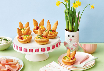 Topfenteig-Hasen mit Eierspeis fürs Osterfrühstück