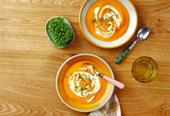 Bio-Süßkartoffel-Orangen-Suppe mit Joghurt und Kresse