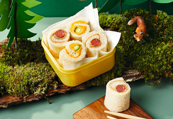 Brot-Sushi mit Linsenaufstrich-Cabanossi und Hummus-Gurke