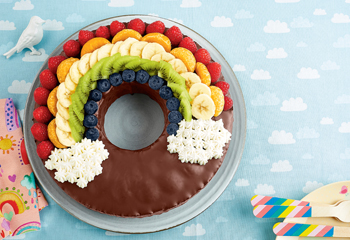 Regenbogen-Marmorkuchen mit buntem Obst