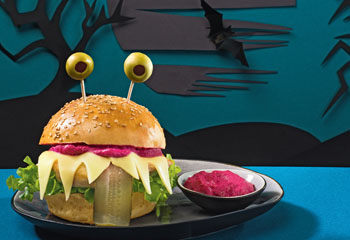Monster-Burger mit Hendlschnitzel und Käse