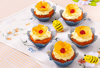 Blumen-Cupcakes mit Ananas und Kokos-Creme