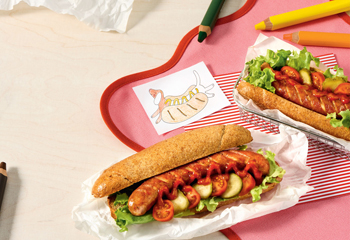 Bio-Käsekrainer-Hotdog im Grahamweckerl Bio-Käsekrainer-Hotdog im Grahamweckerl