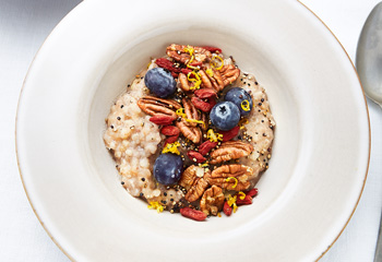 Buchweizenfrühstück mit gepoppter Quinoa und Früchten Foto: © Kevin Ilse
