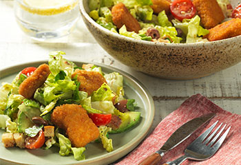 Caesar Salat mit pflanzlichen Nuggets Foto: © Vegavita/ Marian Caesar Salat mit pflanzlichen Nuggets Foto: © Vegavita/ Marian