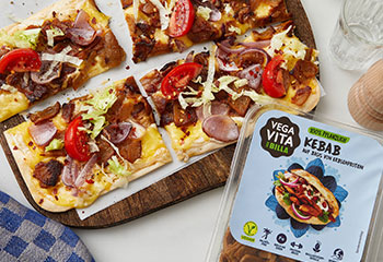 Pflanzlicher Kebab-Flammkuchen Foto: © Kevin Ilse Pflanzlicher Kebab-Flammkuchen Foto: © Kevin Ilse