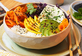 Poke Bowl mit Tofu und pflanzlichem Lachs Foto: © Vegavita/ Marian Poke Bowl mit Tofu und pflanzlichem Lachs Foto: © Vegavita/ Marian