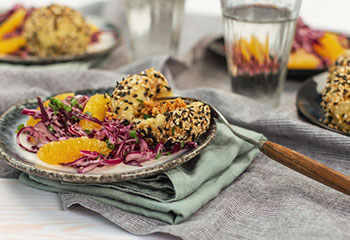 Sesamknödel mit Rotkrautcoleslaw Foto: © Vegavita/ Marian Sesamknödel mit Rotkrautcoleslaw Foto: © Vegavita/ Marian