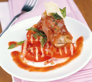 Prosciuttoschnitzel mit gratinierten Basilikum-Tomaten