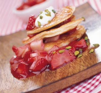 Erdbeer-Rhabarber Pancakes mit Pistazienjoghurt