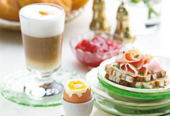 Weiches Ei, Schinkenbrot und Caffè Latte