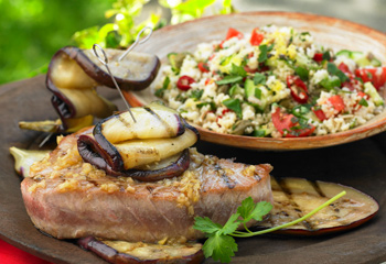Thunfisch mit gegrillten Melanzani und Couscous-Salat
