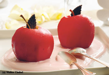 Pochierter Cranberry-Gewürzapfel auf Mascarponecreme