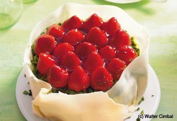 Mandel-Amaretto-Torte mit Erdbeeren