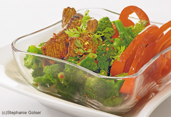 Broccoli-Salat mit Huhn und Paprika