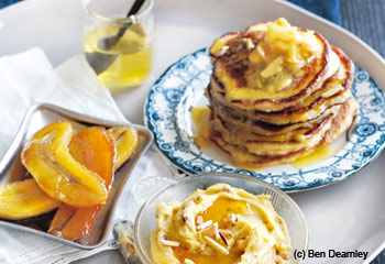 Pancakes mit Bananen und schaumiger Honig-Mandel-Butter