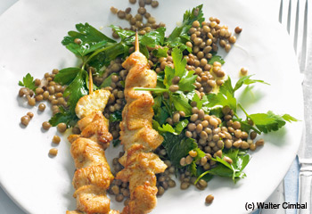 Linsen-Petersil-Salat mit Hühnerbrustspießen
