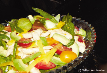Mango-Avocado-Salat mit Hühnerstreifen, Rucola und Paradeisern