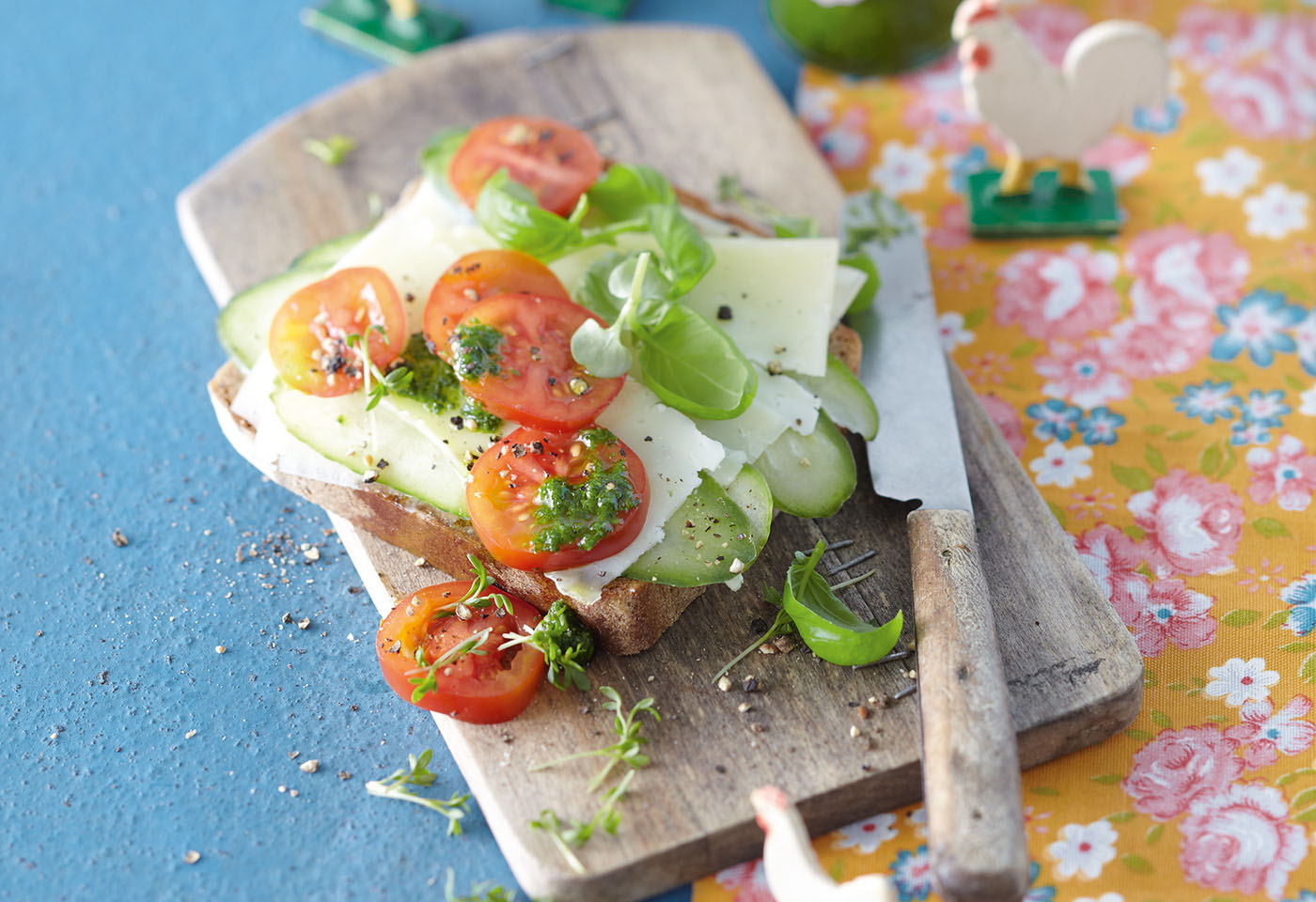 Roggenbrot mit Weinkäse, Gurke, Cocktailtomaten und Rucola-Pesto ...