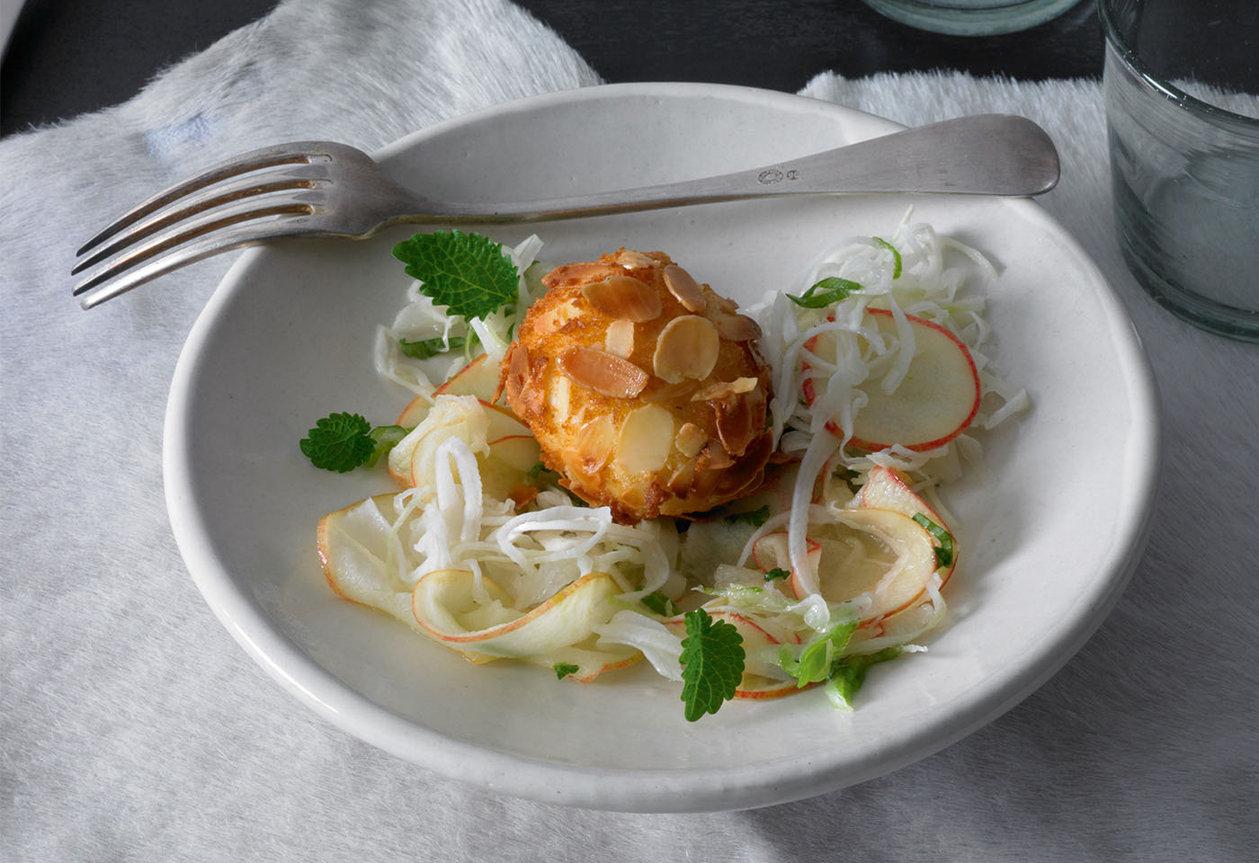 Weißkraut-Apfel-Salat mit panierten Käse-Eiern | Frisch Gekocht