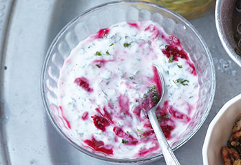 Kerbel-Rote-Rübenraita (Indische Joghurtsauce) Foto: © Janne Peters
