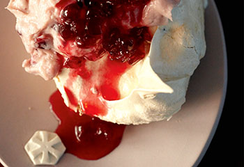 Cranberrybaiser mit Preiselbeercreme Foto: © Julia Hoersch