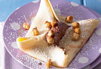 Palatschinken mit Mousse au Chocolat und karamellisierten Haselnüssen Foto: © Walter Cimbal