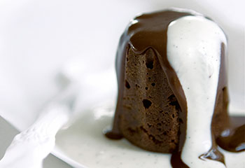 Schokoladenküchlein  mit Schokoladesauce und Likörcreme