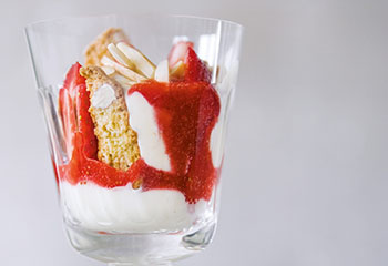 Erdbeer-Trifle mit Mandelkruste Foto: © Marlo Scheder-Bieschin