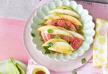 Melonenobstsalat mit Zitrus-Pancakes Foto: © Janne Peters