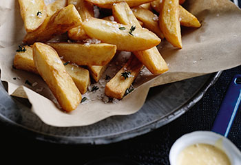 Pommes frites mit Essigsalz und Senf-Bernaise Foto: © Ben Dearnley