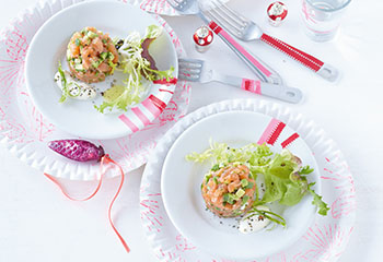 Lachs-Avocado-Tatar mit Limetten-Crème-fraîche und kleinem Salat Foto: © Janne Peters 
