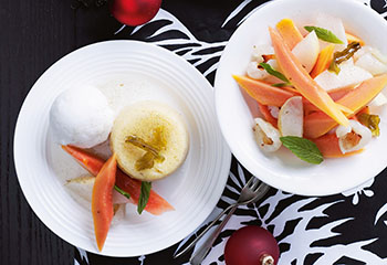 Gedünstete Limettenpuddings mit Kokossorbet und exotischem Fruchtsalat Foto: © Ben Dearnley