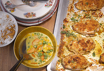 Knusprige Hühnerbrust mit fruchtiger Currysauce und Erdnuss-Reis Foto: © Carsten Eichner