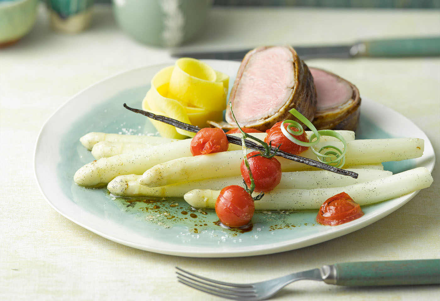 Sautierter Spargel mit Vanille-Tomaten und Kalbs-Tournedos | Frisch Gekocht